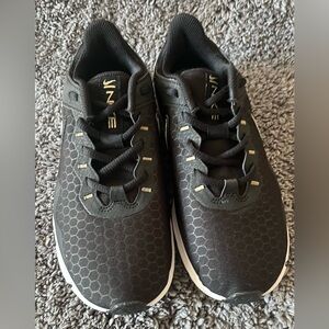 NIKE LEGEND ESSENTIAL 2 WOMEN’S WORKOUT SHOES SIZE 6